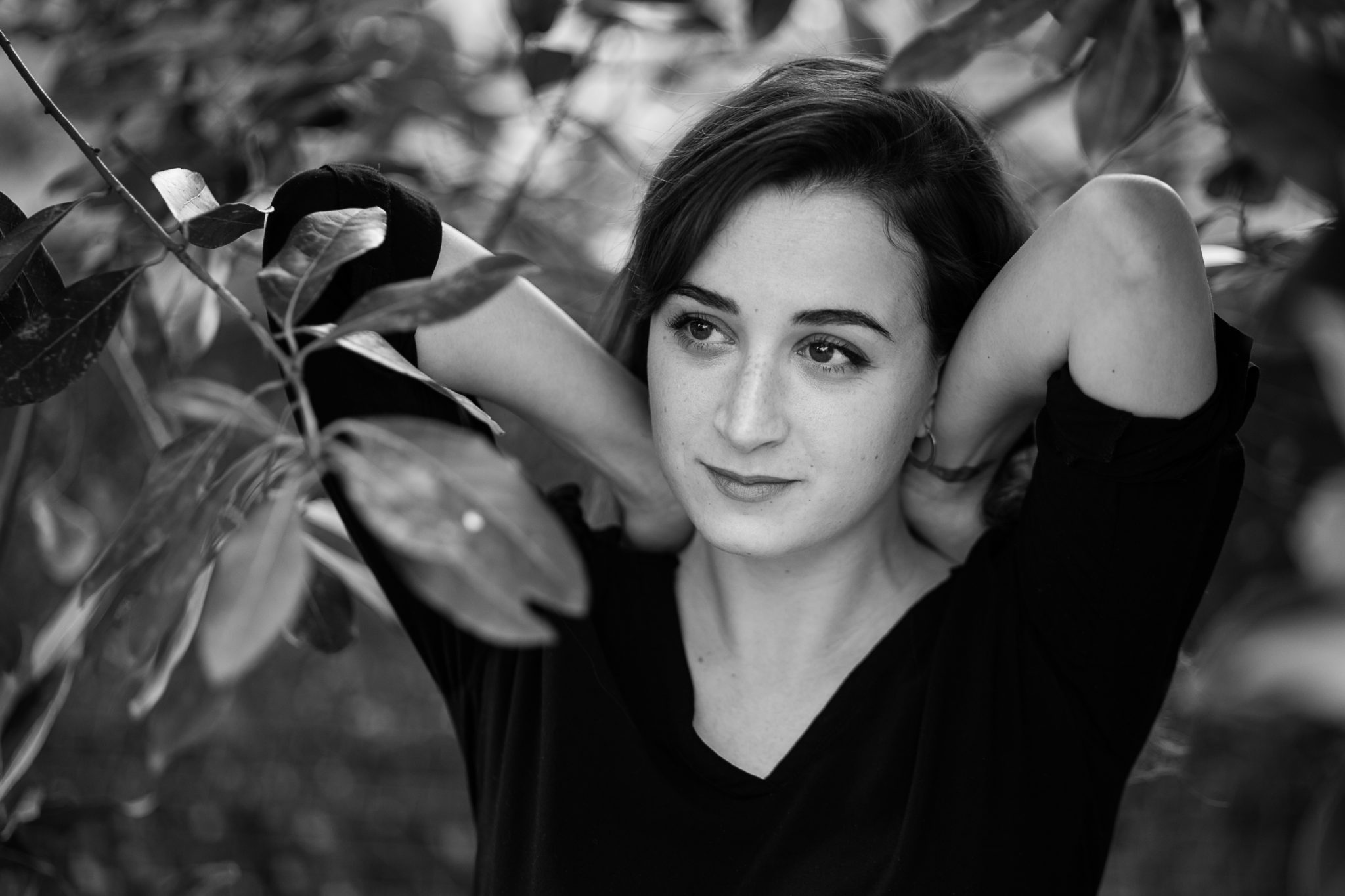 Séance portrait de femme naturel sous les arbres