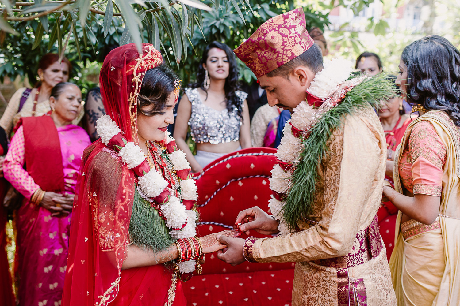 Couple de mariés s'échangeant les alliances pendant la célébration d'un mariage hindou au Népal